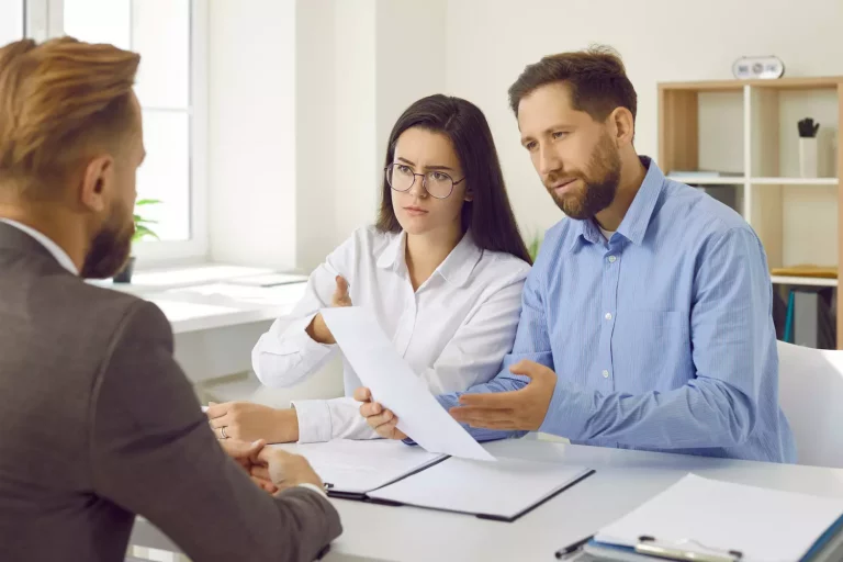 Un expert Omega reçoit un couple pour évaluer leur sinistre